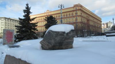 En minnessten över Stalinterrorns offer. I bakgrunden står säkerhetstjänstens högkvarter Lubjanka