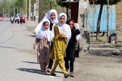 Afghanska flickor på en väg.