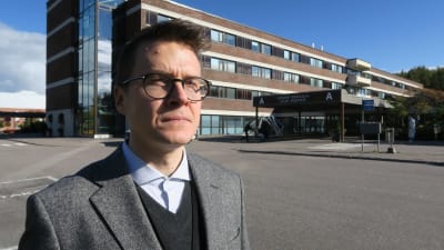 Direktören för Lojo sjukvårdsdistrikt, Ville Pursiainen, utanför Lojo sjukhus. Byter jobb ijanuari 2023.