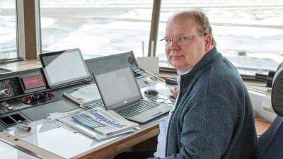 Timo Kasurinen sitter i flygledningstornet på Malms flygfält och övervakar trafiken