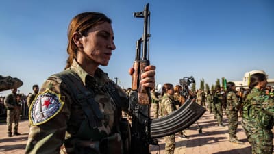 Kurdiska kvinnliga soldater under begravningen för civila som mördats av Turkiets syriska allierade.