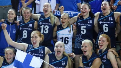 Finlands damlandslag i volleyboll firar.
