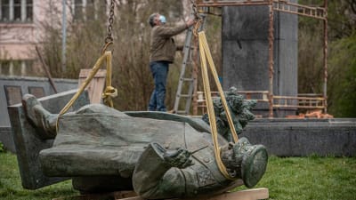 En staty föreställande den sovjetiske marskalken Ivan Konev monteras ner i Prag i april 2020.