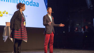 Mimmit koodaa -tapahtuman lavalla on Ohjelmistoyrittäjät ry:n puheenjohtaja Rasmus Roiha.