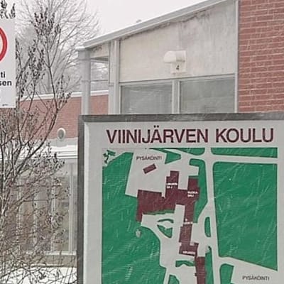 koulu lumisateessa