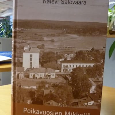 Kalevi Salovaaran kirja Poikavuosien Mikkeliä pöydällä