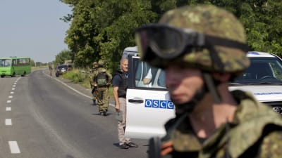 OSSE-observatörer vid platsen i östra Ukraina där passagerarplanet kraschade.