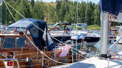 Segelbåtar förtöjda vid Borgå å.