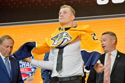 Joakim Kemell drar på sig Nashvilles tröja.