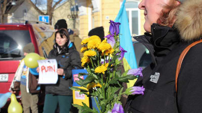 Demonstration mot kriget i Ukraina på torget i Ekenäs i Raseborg.