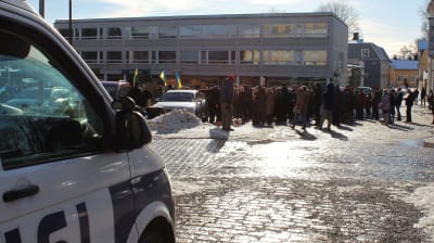 Demonstration mot kriget i Ukraina på torget i Ekenäs i Raseborg.