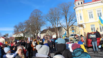 Demonstration mot kriget i Ukraina på torget i Ekenäs i Raseborg.