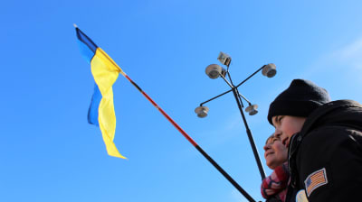 Demonstration mot kriget i Ukraina på torget i Ekenäs i Raseborg.