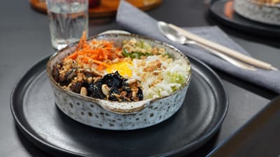 En portion med bibimbap på ett bord.