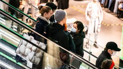 Ihmisiä liukuportaissa Mall of Triplassa, Helsingissä.