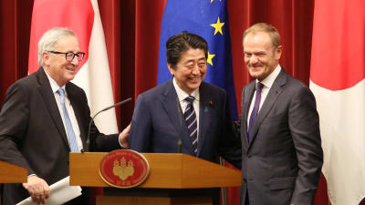 EU:s och Japans ledare omfamnar varandra efter undertecknandet av ett frihandelsavtal mellan Japan och unionen i Tokyo.