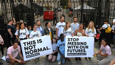 Anti-brexitdemonstration 28.8.2019 utanför portarna till Downing Street i London.