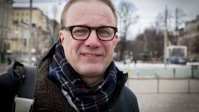 Lahden kaupunginjohtaja Pekka Timonen Esplanadin puistossa Helsingissä.