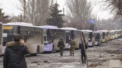 Proryska separatister eskorterar en busskonvoj med flyktingar mellan Debaltseve och Ugletorsk 6.2.2015.