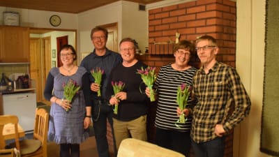 Pia Virta, Harri Haanpää, Yrjö Kokkonen, Hilkka Toivonen och Harri Myllymäki gläds åt de grönas valframgång i kommunalvalet 2017 i Sjundeå.