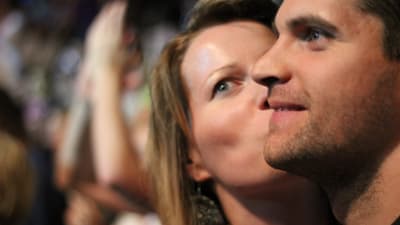 Ett par på konsert ger varandra en puss