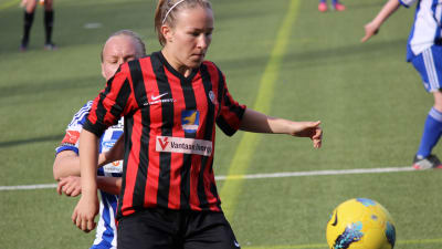 Heidi Kivelä skyddar bollen för PK-35 mot HJK.