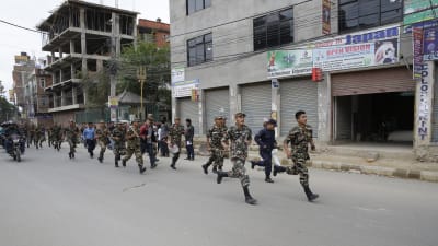 Soldater på gatorna i Katmandu i Nepal efter jordbävning.