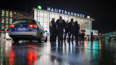 Polisen bevakar centralstationen i Köln.