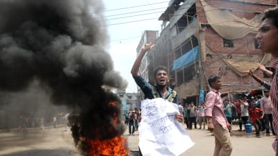 Studenter i Dhaka protesterar mot polisens oförmåga att få tag på de skyldiga för mordet på studentaktivisten och bloggaren Nazimuddin Samad