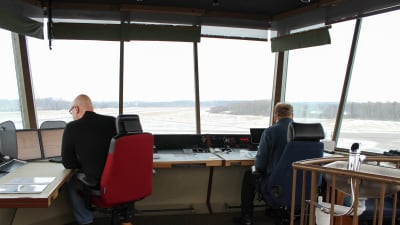 Övervakare i kontrolltornet på Malms flygplats - Klaus Sundman och Timo Kasurinen