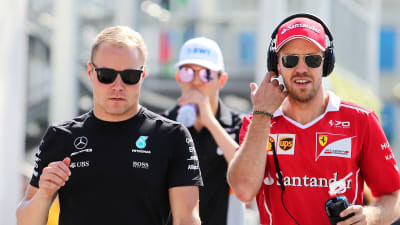 Valtteri Bottas och Sebastian Vettel går bredvid varandra.