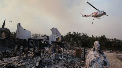Flera tusen brandmän sällar sig under torsdagens lopp till 1300 räddningsarbetare som inte har lyckats släcka branden