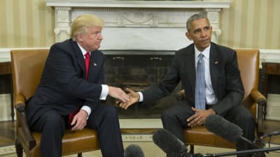 Donald Trump och Barack Obama skakar hand i Vita huset.