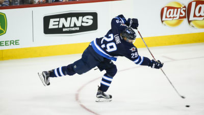 Patrik Laine skjuter, december 2016.