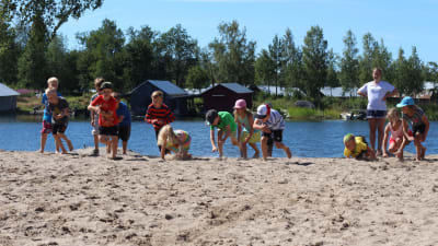 Lekande barn i simskolan vid Kronvik simstrand