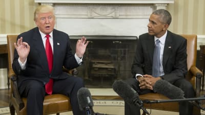 Donald Trump och Barack Obama sitter bredvid varandra i Vita huset.
