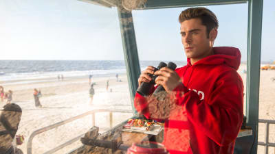 Matt Brody (Zac Efron) står i livvaktstornet och spanar med en kikare i handen.