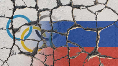 Olympiska ringar och Rysslands flagga.