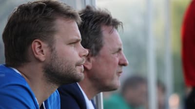 Peter Lundberg och Pekka Lyyski i samarbete vid IFK:s bänk.