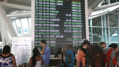 Passagerare väntar på sina försenade flyg på flygplatsen på Bali den 11 juli.
