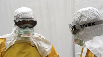 besökare på väg in i högriskzonen på ebolacentret i Monrovia