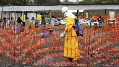 desinfektion pågår i ebolacentret i Monrovia