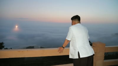 Ett odaterat fotografi från år 2014 av Nordkoreas ledare Kim Jong Un som följer med provskjutningen av en Interkontinental ballistisk missil