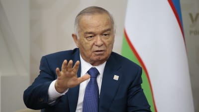 Uzbekistans president Islam Karimov talar till Rysslands president Vladimir Putin.