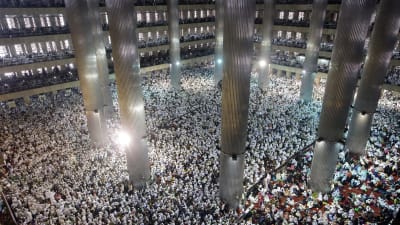Omkring 100 000 vitklädda muslimer smalades i och utanför Istiqal moskén i Jakarta för att protestera mot huvudstadens kristna guvernör