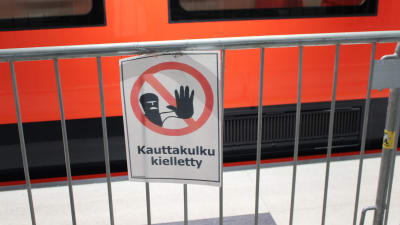Förbjudet att gå skylt på Hagalunds metrostation