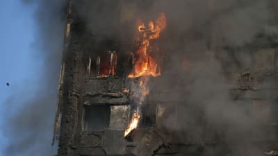 Tjock rök vid brinnande hus i London. 
