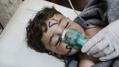 Ett litet barn vårdas med syrgas vid en klinik i Idlib i Syrien efter en attack med kemiska vapen.