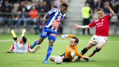 HIFK-målvakten Carl-Johan Eriksson försöker tillsammans med lagkamraten Matias Hänninen få stopp på HJK:s Nnamdi Oduamadi.