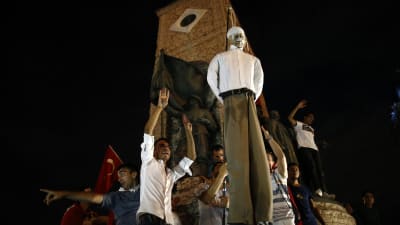 Demonstranter bär på en avbildning av president Erdogans ärkefiende, den muslimska ledaren Fettullah Gulen, som hänger från ett rep.